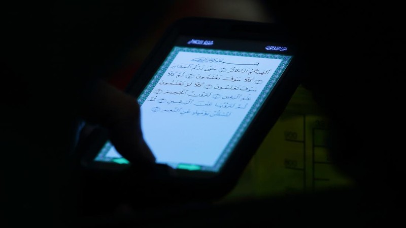 Pemerintah Kuwait melarang imam membaca Al Quran menggunakan ponsel ketika sedang salat. Imam diminta mengandalkan hafalan saat sedang memimpin jemaah. (Anadolu Agency via Getty Images)