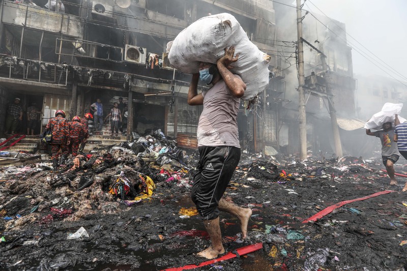 Kebakaran berkobar di pasar populer untuk pakaian murah di ibu kota Bangladesh, Dhaka, Bangladesh, Selasa, 4 April 2023. Kebakaran terjadi di Pasar Bangabazar di Dhaka pada Selasa, tetapi tidak ada korban yang langsung dilaporkan. (AP/Mahmud Hossain Opu)