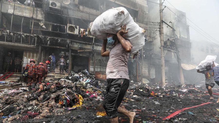 Kebakaran berkobar di pasar populer untuk pakaian murah di ibu kota Bangladesh, Dhaka, Bangladesh, Selasa, 4 April 2023. Kebakaran terjadi di Pasar Bangabazar di Dhaka pada Selasa, tetapi tidak ada korban yang langsung dilaporkan. (AP/Mahmud Hossain Opu)