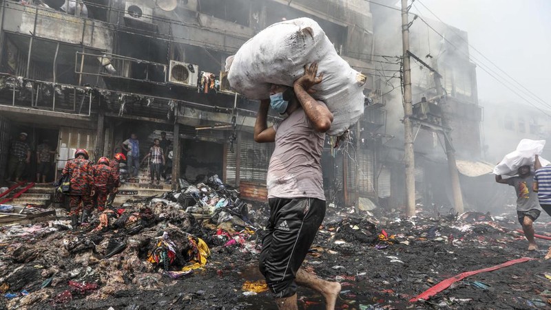 Kebakaran berkobar di pasar populer untuk pakaian murah di ibu kota Bangladesh, Dhaka, Bangladesh, Selasa, 4 April 2023. Kebakaran terjadi di Pasar Bangabazar di Dhaka pada Selasa, tetapi tidak ada korban yang langsung dilaporkan. (AP/Mahmud Hossain Opu)
