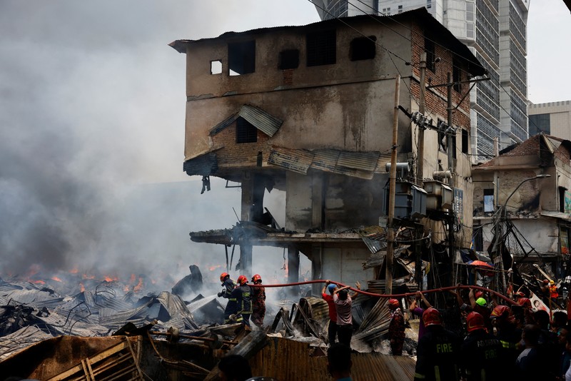 Kebakaran berkobar di pasar populer untuk pakaian murah di ibu kota Bangladesh, Dhaka, Bangladesh, Selasa, 4 April 2023. Kebakaran terjadi di Pasar Bangabazar di Dhaka pada Selasa, tetapi tidak ada korban yang langsung dilaporkan. Kebakaran berkobar di pasar populer untuk pakaian murah di ibu kota Bangladesh, Dhaka, Bangladesh, Selasa, 4 April 2023. Kebakaran terjadi di Pasar Bangabazar di Dhaka pada Selasa, tetapi tidak ada korban yang langsung dilaporkan. (AP/Mahmud Hossain Opu)