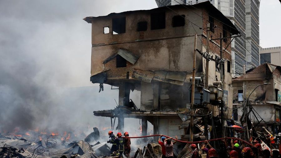 Kebakaran berkobar di pasar populer untuk pakaian murah di ibu kota Bangladesh, Dhaka, Bangladesh, Selasa, 4 April 2023. Kebakaran terjadi di Pasar Bangabazar di Dhaka pada Selasa, tetapi tidak ada korban yang langsung dilaporkan. (AP/Mahmud Hossain Opu)