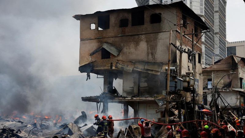 Kebakaran berkobar di pasar populer untuk pakaian murah di ibu kota Bangladesh, Dhaka, Bangladesh, Selasa, 4 April 2023. Kebakaran terjadi di Pasar Bangabazar di Dhaka pada Selasa, tetapi tidak ada korban yang langsung dilaporkan. (AP/Mahmud Hossain Opu)