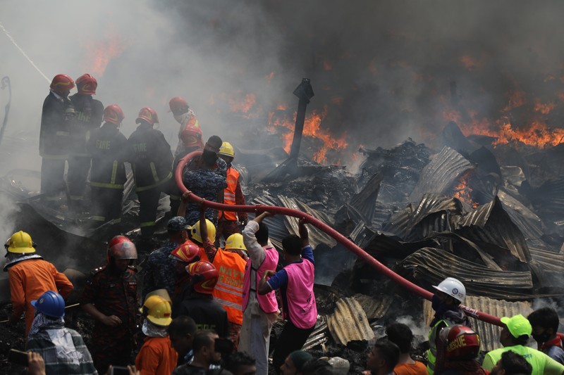 Kebakaran berkobar di pasar populer untuk pakaian murah di ibu kota Bangladesh, Dhaka, Bangladesh, Selasa, 4 April 2023. Kebakaran terjadi di Pasar Bangabazar di Dhaka pada Selasa, tetapi tidak ada korban yang langsung dilaporkan. (AP/Mahmud Hossain Opu)