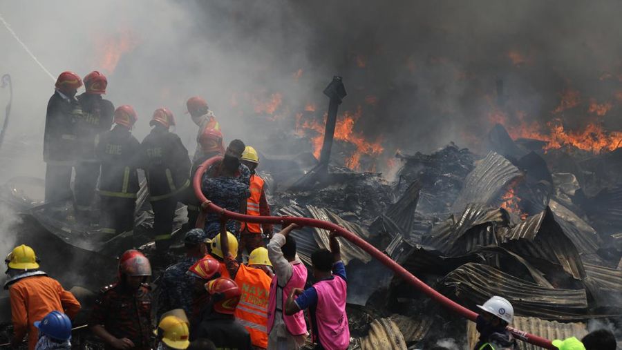 Kebakaran berkobar di pasar populer untuk pakaian murah di ibu kota Bangladesh, Dhaka, Bangladesh, Selasa, 4 April 2023. Kebakaran terjadi di Pasar Bangabazar di Dhaka pada Selasa, tetapi tidak ada korban yang langsung dilaporkan. (AP/Mahmud Hossain Opu)