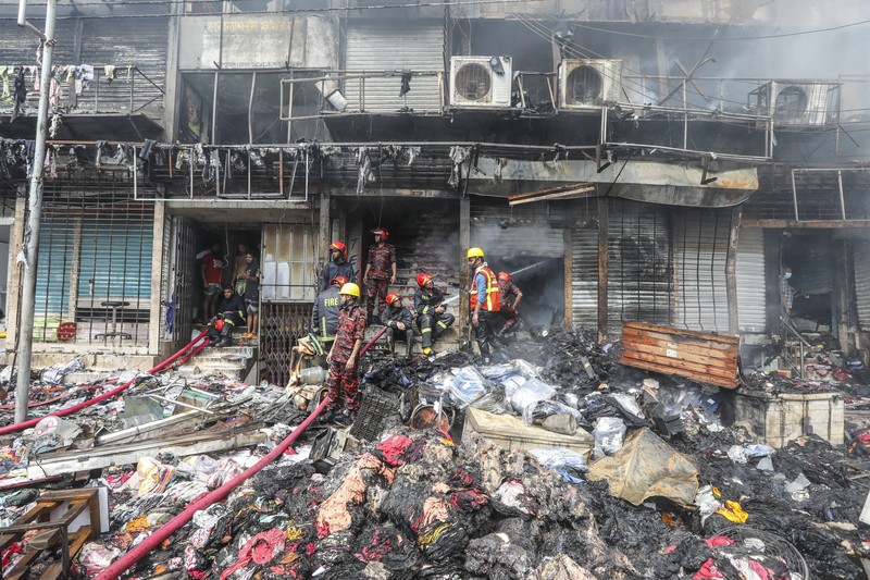 Kebakaran berkobar di pasar populer untuk pakaian murah di ibu kota Bangladesh, Dhaka, Bangladesh, Selasa, 4 April 2023. Kebakaran terjadi di Pasar Bangabazar di Dhaka pada Selasa, tetapi tidak ada korban yang langsung dilaporkan. Kebakaran berkobar di pasar populer untuk pakaian murah di ibu kota Bangladesh, Dhaka, Bangladesh, Selasa, 4 April 2023. Kebakaran terjadi di Pasar Bangabazar di Dhaka pada Selasa, tetapi tidak ada korban yang langsung dilaporkan. (AP/Mahmud Hossain Opu)
