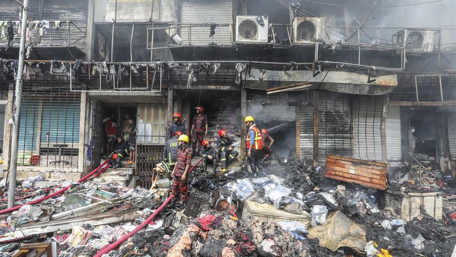 Kebakaran berkobar di pasar populer untuk pakaian murah di ibu kota Bangladesh, Dhaka, Bangladesh, Selasa, 4 April 2023. Kebakaran terjadi di Pasar Bangabazar di Dhaka pada Selasa, tetapi tidak ada korban yang langsung dilaporkan. (AP/Mahmud Hossain Opu)