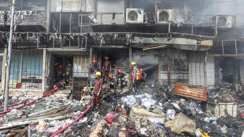Kebakaran berkobar di pasar populer untuk pakaian murah di ibu kota Bangladesh, Dhaka, Bangladesh, Selasa, 4 April 2023. Kebakaran terjadi di Pasar Bangabazar di Dhaka pada Selasa, tetapi tidak ada korban yang langsung dilaporkan. (AP/Mahmud Hossain Opu)
