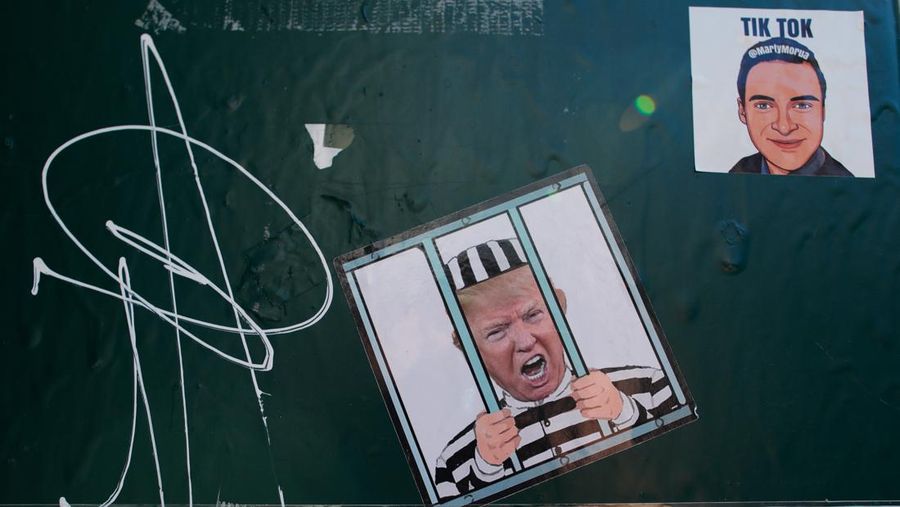 Mantan presiden AS Donald Trump tiba di New York, Senin (3/4), pukul 4.15 sore (20.15 GMT) setelah terbang dari Florida, untuk menghadapi tuntutan pidana. (REUTERS/MARCO BELLO)