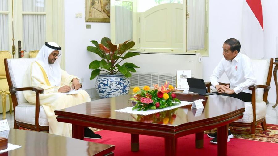 Presiden Joko Widodo melakukan pertemuan dengan Duta Besar Uni Emirat Arab untuk Indonesia Abdullah Salem Obaid Al Dhaheri, Selasa (4/4/2023). Terdapat tiga hal yang menjadi pembahasan. (Twitter @setkabgoid)