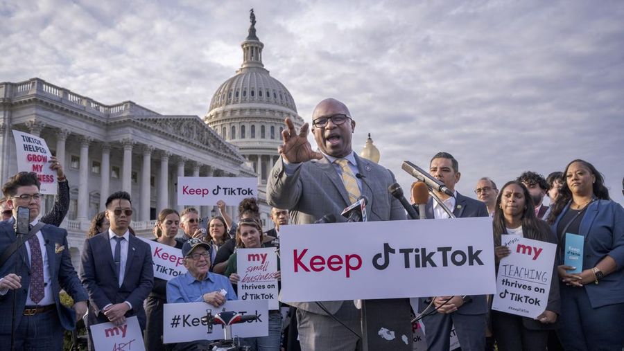 Rep. Jamaal Bowman, D-N.Y., bergabung dengan pendukung aplikasi populer, memimpin unjuk rasa untuk membela TikTok di Capitol di Washington, Rabu, 22 Maret 2023. (AP/J. Scott Applewhite)