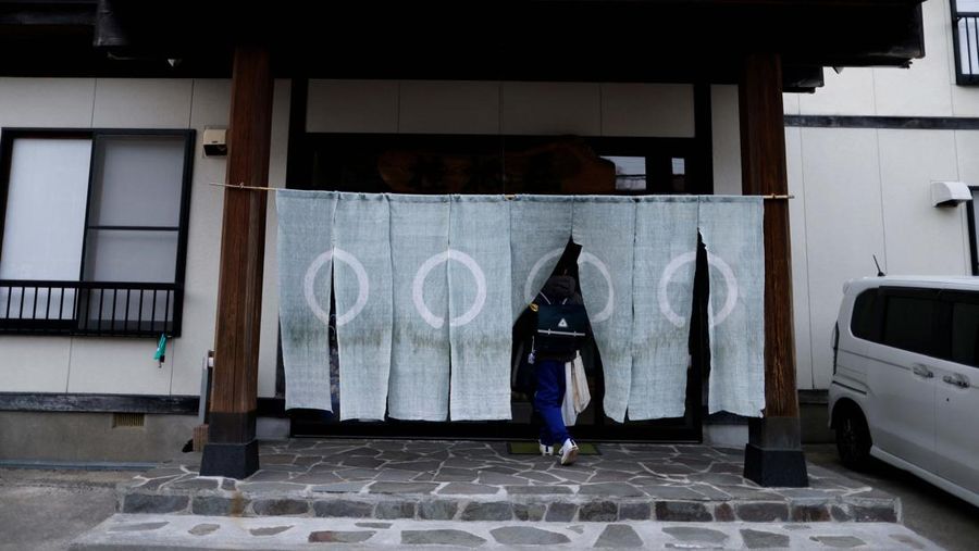 Sekolah menengah pertama Yumoto di Prefektur Fukushima, salah satu dari cerita suram sekolah di Jepang yang bakal tutup. (REUTERS/ISSEI KATO)