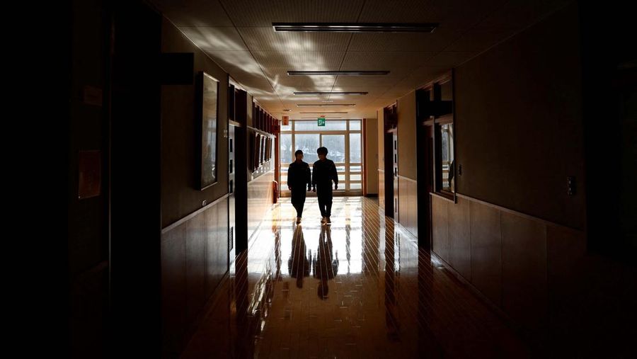 Sekolah menengah pertama Yumoto di Prefektur Fukushima, salah satu dari cerita suram sekolah di Jepang yang bakal tutup. (REUTERS/ISSEI KATO)