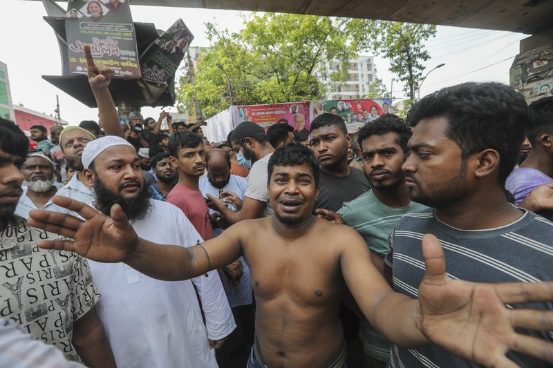 Kebakaran berkobar di pasar populer untuk pakaian murah di ibu kota Bangladesh, Dhaka, Bangladesh, Selasa, 4 April 2023. Kebakaran terjadi di Pasar Bangabazar di Dhaka pada Selasa, tetapi tidak ada korban yang langsung dilaporkan. Kebakaran berkobar di pasar populer untuk pakaian murah di ibu kota Bangladesh, Dhaka, Bangladesh, Selasa, 4 April 2023. Kebakaran terjadi di Pasar Bangabazar di Dhaka pada Selasa, tetapi tidak ada korban yang langsung dilaporkan. (AP/Mahmud Hossain Opu)