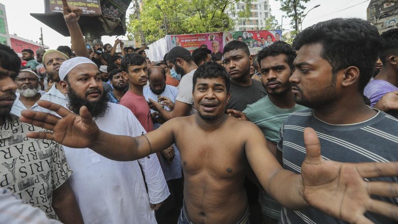 Kebakaran berkobar di pasar populer untuk pakaian murah di ibu kota Bangladesh, Dhaka, Bangladesh, Selasa, 4 April 2023. Kebakaran terjadi di Pasar Bangabazar di Dhaka pada Selasa, tetapi tidak ada korban yang langsung dilaporkan. (AP/Mahmud Hossain Opu)