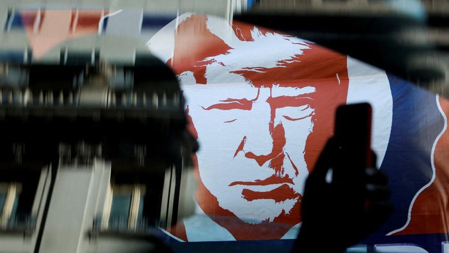 Spanduk Donald Trump (REUTERS/AMANDA PEROBELLI)