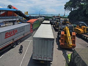 Video Ratusan Sopir Truk Demo, Minta Akses Pelabuhan Merak Dibuka