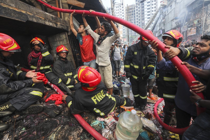 Kebakaran berkobar di pasar populer untuk pakaian murah di ibu kota Bangladesh, Dhaka, Bangladesh, Selasa, 4 April 2023. Kebakaran terjadi di Pasar Bangabazar di Dhaka pada Selasa, tetapi tidak ada korban yang langsung dilaporkan. (AP/Mahmud Hossain Opu)