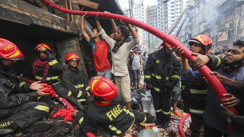 Kebakaran berkobar di pasar populer untuk pakaian murah di ibu kota Bangladesh, Dhaka, Bangladesh, Selasa, 4 April 2023. Kebakaran terjadi di Pasar Bangabazar di Dhaka pada Selasa, tetapi tidak ada korban yang langsung dilaporkan. (AP/Mahmud Hossain Opu)