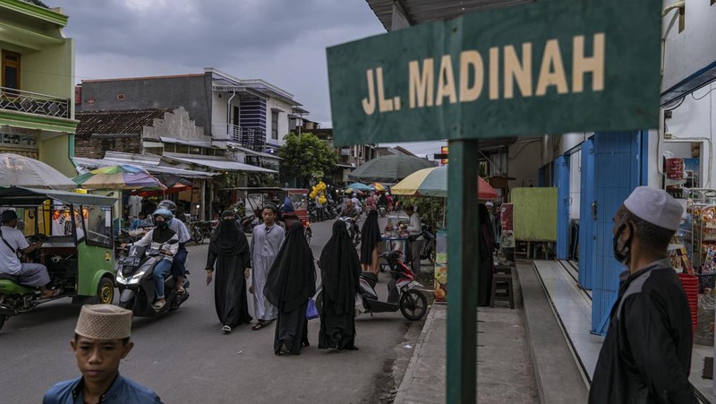 MAGETAN, INDONESIA - APRIL 02: Students learn Islamic scriptures in the Islamic boarding school Al-Fatah Temboro during the holy month of Ramadan on April 02, 2023 in Magetan, East Java, Indonesia. Al-Fatah Islamic Boarding School was founded in 1950 by KH. Kholid Umar, also known as Kyai Mahmud. Islamic boarding schools in Indonesia have around 22,000 students, including those from neighboring countries in Southeast Asia, such as Malaysia, Brunei and Thailand. The Al-Falah boarding school occupies a 50-hectare site in Temboro Village, Karas District, Magetan, East Java. It is the largest center for developing the ideology of the Tablighi Jamaat in Southeast Asia. The main goal of the Al-Fatah Islamic Boarding School is to learn about the Prophet, produce religious experts, spread Islam to all walks of life, improve oneself and uphold the da'wah journey of Allah's Apostle. The school's magnitude of the influence of religion on the lives of residents in Temboro has made this area known as the 'Village of Medina'. Students at the Pesantren, also known as 