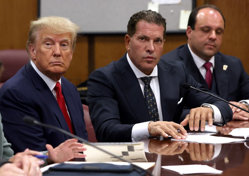 USA-TRUMP/ Former U.S. President Donald Trump's motorcade waits at the Manhattan Criminal Courthouse on the day of Trump's court appearance after his indictment by a Manhattan grand jury following a probe into hush money paid to porn star Stormy Daniels, in New York City, U.S., April 4, 2023. REUTERS/Bing Guan