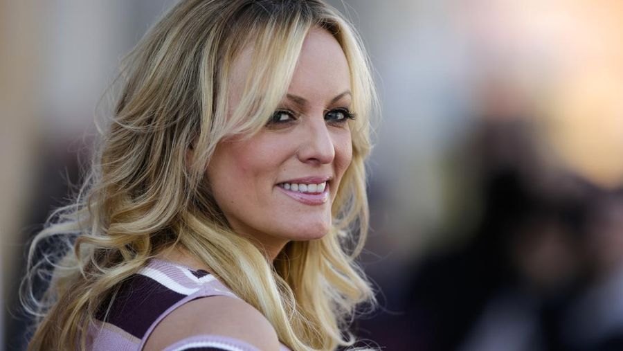 aktris film dewasa Stormy Daniels menghadiri pembukaan pameran hiburan dewasa 'Venus' di Berlin, Jerman. Surat perintah penggeledahan yang dibuka Kamis, 18 Juli 2019, memberi petunjuk baru tentang peran Presiden Donald Trump saat kampanyenya berebut untuk menanggapi pertanyaan media tentang uang suap yang dibayarkan kepada dua wanita yang mengatakan bahwa mereka berselingkuh dengannya. Penyelidikan melibatkan pembayaran yang dibantu oleh pengacara Trump, Michael Cohen, untuk mengatur Daniels dan Playboy centerfold, Karen McDougal. (File Foto - AP Photo/Markus Schreiber, File)