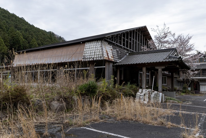 Rumah kayu terlantar yang runtuh sebagian terlihat pada 05 April 2023 di Tambasasayama, Jepang. Sekitar 8,49 juta rumah telah ditinggalkan secara progresif di seluruh negeri akibat penurunan populasi Jepang, sekitar 13,6 persen dari total pasar perumahan di Jepang. Jumlah rumah terlantar telah meningkat 90% selama 20 tahun terakhir. Angka-angka ini akan melonjak menjadi 31,5 persen pada tahun 2038 kecuali sebagian besar bangunan yang ditinggalkan dibongkar, menurut prediksi kelompok penelitian. Prefektur Hyogo adalah salah satu prefektur dengan semakin banyak bangunan terbengkalai. (Buddhika Weerasinghe/Getty Images)