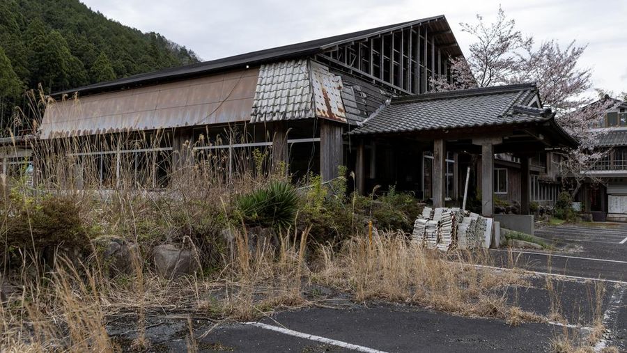 Rumah kayu terlantar yang runtuh sebagian terlihat pada 05 April 2023 di Tambasasayama, Jepang. Sekitar 8,49 juta rumah telah ditinggalkan secara progresif di seluruh negeri akibat penurunan populasi Jepang, sekitar 13,6 persen dari total pasar perumahan di Jepang. Jumlah rumah terlantar telah meningkat 90% selama 20 tahun terakhir. Angka-angka ini akan melonjak menjadi 31,5 persen pada tahun 2038 kecuali sebagian besar bangunan yang ditinggalkan dibongkar, menurut prediksi kelompok penelitian. Prefektur Hyogo adalah salah satu prefektur dengan semakin banyak bangunan terbengkalai. (Buddhika Weerasinghe/Getty Images)