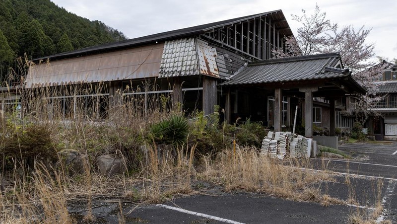 Rumah kayu terlantar yang runtuh sebagian terlihat pada 05 April 2023 di Tambasasayama, Jepang. Sekitar 8,49 juta rumah telah ditinggalkan secara progresif di seluruh negeri akibat penurunan populasi Jepang, sekitar 13,6 persen dari total pasar perumahan di Jepang. Jumlah rumah terlantar telah meningkat 90% selama 20 tahun terakhir. Angka-angka ini akan melonjak menjadi 31,5 persen pada tahun 2038 kecuali sebagian besar bangunan yang ditinggalkan dibongkar, menurut prediksi kelompok penelitian. Prefektur Hyogo adalah salah satu prefektur dengan semakin banyak bangunan terbengkalai. (Buddhika Weerasinghe/Getty Images)
