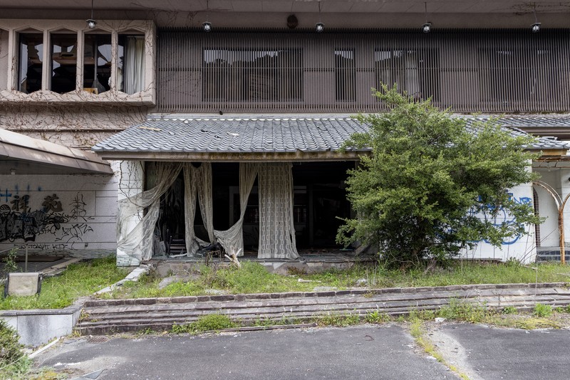 Rumah kayu terlantar yang runtuh sebagian terlihat pada 05 April 2023 di Tambasasayama, Jepang. Sekitar 8,49 juta rumah telah ditinggalkan secara progresif di seluruh negeri akibat penurunan populasi Jepang, sekitar 13,6 persen dari total pasar perumahan di Jepang. Jumlah rumah terlantar telah meningkat 90% selama 20 tahun terakhir. Angka-angka ini akan melonjak menjadi 31,5 persen pada tahun 2038 kecuali sebagian besar bangunan yang ditinggalkan dibongkar, menurut prediksi kelompok penelitian. Prefektur Hyogo adalah salah satu prefektur dengan semakin banyak bangunan terbengkalai. (Buddhika Weerasinghe/Getty Images)