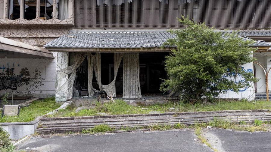 Rumah kayu terlantar yang runtuh sebagian terlihat pada 05 April 2023 di Tambasasayama, Jepang. Sekitar 8,49 juta rumah telah ditinggalkan secara progresif di seluruh negeri akibat penurunan populasi Jepang, sekitar 13,6 persen dari total pasar perumahan di Jepang. Jumlah rumah terlantar telah meningkat 90% selama 20 tahun terakhir. Angka-angka ini akan melonjak menjadi 31,5 persen pada tahun 2038 kecuali sebagian besar bangunan yang ditinggalkan dibongkar, menurut prediksi kelompok penelitian. Prefektur Hyogo adalah salah satu prefektur dengan semakin banyak bangunan terbengkalai. (Buddhika Weerasinghe/Getty Images)
