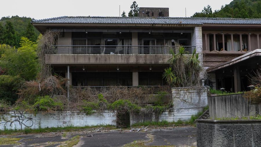 Rumah kayu terlantar yang runtuh sebagian terlihat pada 05 April 2023 di Tambasasayama, Jepang. Sekitar 8,49 juta rumah telah ditinggalkan secara progresif di seluruh negeri akibat penurunan populasi Jepang, sekitar 13,6 persen dari total pasar perumahan di Jepang. Jumlah rumah terlantar telah meningkat 90% selama 20 tahun terakhir. Angka-angka ini akan melonjak menjadi 31,5 persen pada tahun 2038 kecuali sebagian besar bangunan yang ditinggalkan dibongkar, menurut prediksi kelompok penelitian. Prefektur Hyogo adalah salah satu prefektur dengan semakin banyak bangunan terbengkalai. (Buddhika Weerasinghe/Getty Images)