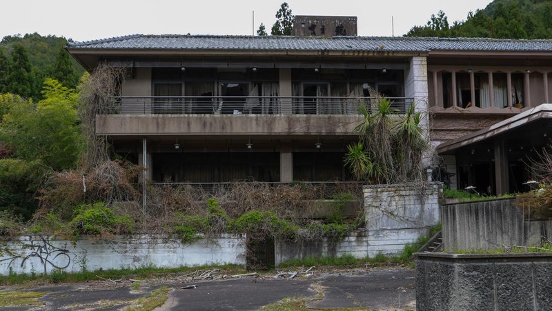 Rumah kayu terlantar yang runtuh sebagian terlihat pada 05 April 2023 di Tambasasayama, Jepang. Sekitar 8,49 juta rumah telah ditinggalkan secara progresif di seluruh negeri akibat penurunan populasi Jepang, sekitar 13,6 persen dari total pasar perumahan di Jepang. Jumlah rumah terlantar telah meningkat 90% selama 20 tahun terakhir. Angka-angka ini akan melonjak menjadi 31,5 persen pada tahun 2038 kecuali sebagian besar bangunan yang ditinggalkan dibongkar, menurut prediksi kelompok penelitian. Prefektur Hyogo adalah salah satu prefektur dengan semakin banyak bangunan terbengkalai. (Buddhika Weerasinghe/Getty Images)