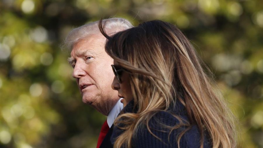 Dalam foto 19 Maret 2018 ini, Presiden Donald Trump, didampingi ibu negara Melania Trump, berjalan di Halaman Selatan Gedung Putih di Washington, sekembalinya dari perjalanan ke New Hampshire. Mantan model Playboy Karen McDougal meminta maaf kepada Melania Trump atas perselingkuhan 10 bulan yang dia klaim dia alami dengan Presiden Trump yang dimulai dengan dia menawarkan uangnya setelah pertama kali mereka berhubungan seks. (File Foto - AP Photo/Alex Brandon)