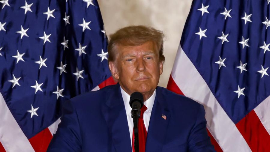 Mantan Presiden AS Donald Trump memberikan sambutan di Mar-a-Lago Club di Palm Beach, Florida, AS, pada Selasa, 4 April 2023. Trump mengajukan pembelaan tidak bersalah atas 34 dakwaan pemalsuan catatan bisnis di tingkat pertama dalam proses yang memakan waktu kurang dari satu jam. (Eva Marie Uzcategui/Bloomberg via Getty Images)