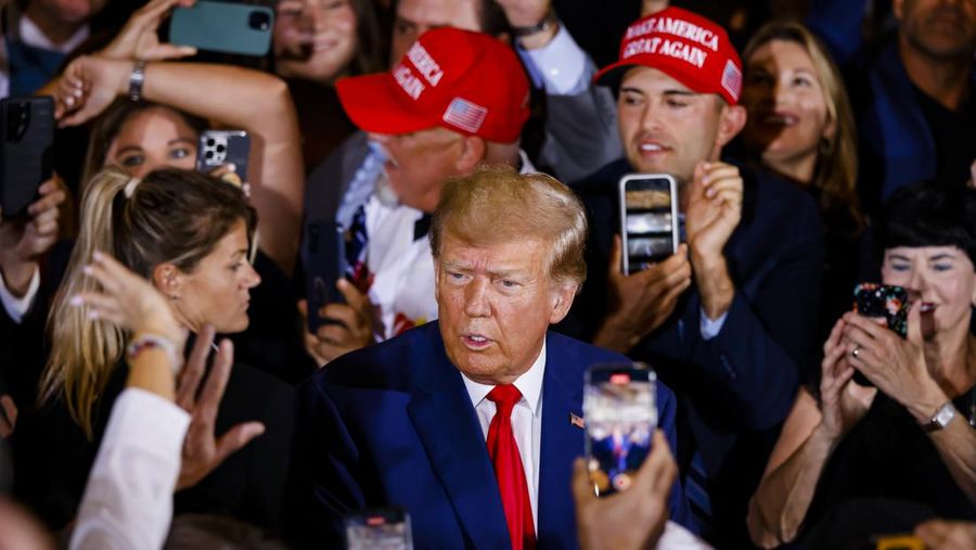 Mantan Presiden AS Donald Trump tiba untuk memberikan sambutan di Mar-a-Lago Club di Palm Beach, Florida, AS, pada Selasa, 4 April 2023. Trump mengajukan pembelaan tidak bersalah atas 34 dakwaan pemalsuan catatan bisnis pada yang pertama gelar dalam proses yang memakan waktu kurang dari satu jam. (Eva Marie Uzcategui/Bloomberg via Getty Images)