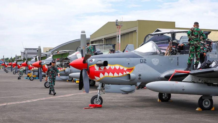 Menjelang peringatan HUT Ke-77 TNI AU, yang dipusatkan di Lanud Halim Perdanakusuma, Jakarta Timur (9/4/2023) mendatang, sembilan pesawat tempur EMB-314 Super Tucano Skadron Udara 21 Lanud Abdulrachman Saleh, Malang dan tiga pesawat tempur F-16 Fighting Falcon Skadron Udara 3 Lanud Iswahjudi, Magetan tiba di Lanud Halim Perdanakusuma, Jakarta Timur, Sabtu (1/4/2023). (Instagram @militer.udara)