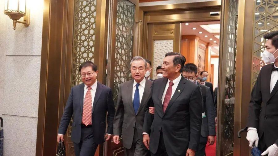 Menko Marves Luhut Binsar Pandjaitan saat melakukan pertemuan selama kunjungan ke Tiongkok bertemu dengan H.E. Wang Yi yang sekarang menjadi diplomat tertinggi mewakili Tiongkok. (Instagram @luhut.pandjaitan)
