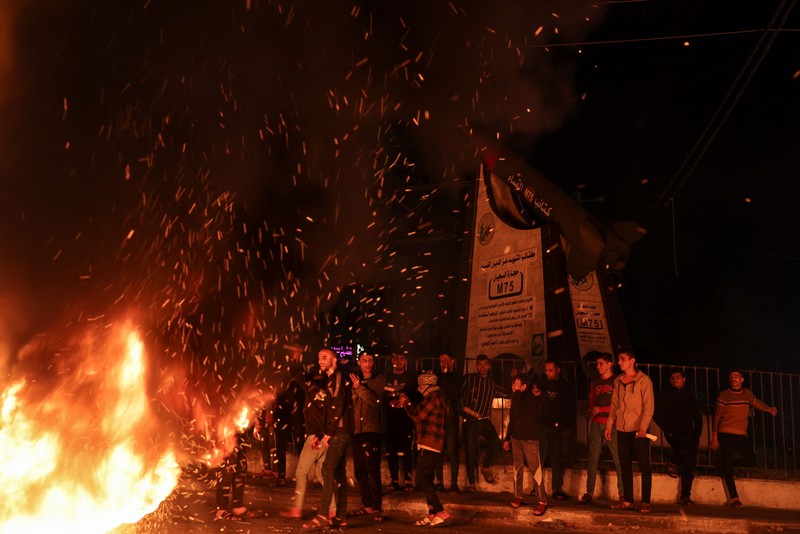 Pemuda Palestina bereaksi ketika mereka membakar ban selama protes di jalan-jalan Kota Gaza pada 5 April 2023. - Setelah pengumuman bentrokan di masjid Al-Aqsa di Yerusalem pada awal April 5, 2023. Pemuda Palestina bereaksi ketika mereka membakar ban selama protes di jalan-jalan Kota Gaza pada 5 April 2023. - Setelah pengumuman bentrokan di masjid Al-Aqsa di Yerusalem pada awal April 5, 2023, beberapa roket ditembakkan dari utara Jalur Gaza menuju wilayah Israel, menurut wartawan dan saksi AFP.
Wartawan AFP mengatakan mereka melihat tiga roket ditembakkan dari jauh dan saksi mengatakan mereka melihat yang lain, sementara tentara Israel melaporkan sirene peringatan roket telah dipicu di beberapa pusat kota Israel di sekitar Jalur Gaza. (MOHAMMED ABED/AFP via Getty Images)
