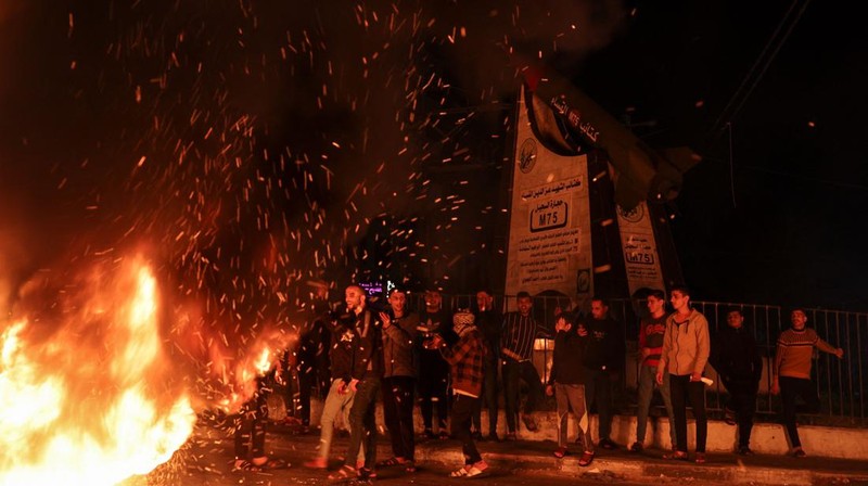 Pemuda Palestina bereaksi ketika mereka membakar ban selama protes di jalan-jalan Kota Gaza pada 5 April 2023. - Setelah pengumuman bentrokan di masjid Al-Aqsa di Yerusalem pada awal April 5, 2023, beberapa roket ditembakkan dari utara Jalur Gaza menuju wilayah Israel, menurut wartawan dan saksi AFP.
Wartawan AFP mengatakan mereka melihat tiga roket ditembakkan dari jauh dan saksi mengatakan mereka melihat yang lain, sementara tentara Israel melaporkan sirene peringatan roket telah dipicu di beberapa pusat kota Israel di sekitar Jalur Gaza. (MOHAMMED ABED/AFP via Getty Images)