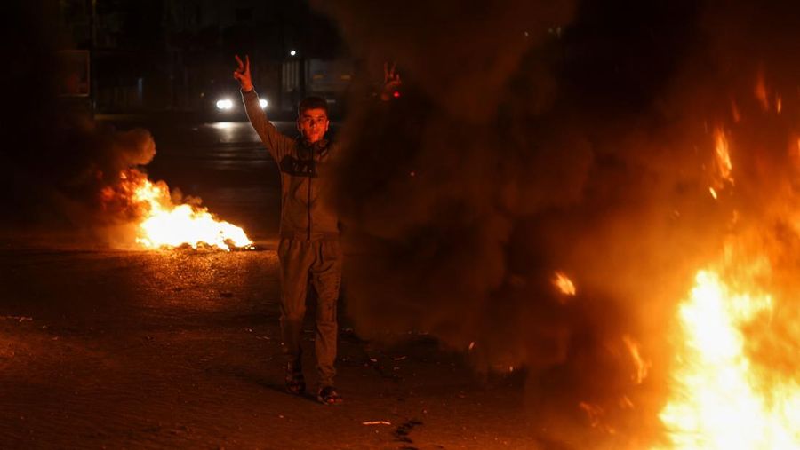 Pemuda Palestina bereaksi ketika mereka membakar ban selama protes di jalan-jalan Kota Gaza pada 5 April 2023. - Setelah pengumuman bentrokan di masjid Al-Aqsa di Yerusalem pada awal April 5, 2023, beberapa roket ditembakkan dari utara Jalur Gaza menuju wilayah Israel, menurut wartawan dan saksi AFP.
Wartawan AFP mengatakan mereka melihat tiga roket ditembakkan dari jauh dan saksi mengatakan mereka melihat yang lain, sementara tentara Israel melaporkan sirene peringatan roket telah dipicu di beberapa pusat kota Israel di sekitar Jalur Gaza. (MOHAMMED ABED/AFP via Getty Images)