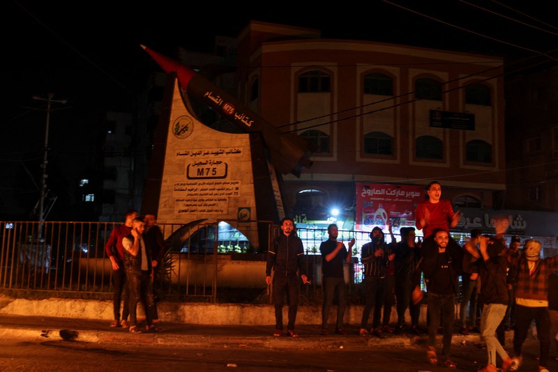 Pemuda Palestina bereaksi ketika mereka membakar ban selama protes di jalan-jalan Kota Gaza pada 5 April 2023. - Setelah pengumuman bentrokan di masjid Al-Aqsa di Yerusalem pada awal April 5, 2023, beberapa roket ditembakkan dari utara Jalur Gaza menuju wilayah Israel, menurut wartawan dan saksi AFP.
Wartawan AFP mengatakan mereka melihat tiga roket ditembakkan dari jauh dan saksi mengatakan mereka melihat yang lain, sementara tentara Israel melaporkan sirene peringatan roket telah dipicu di beberapa pusat kota Israel di sekitar Jalur Gaza. (MOHAMMED ABED/AFP via Getty Images)