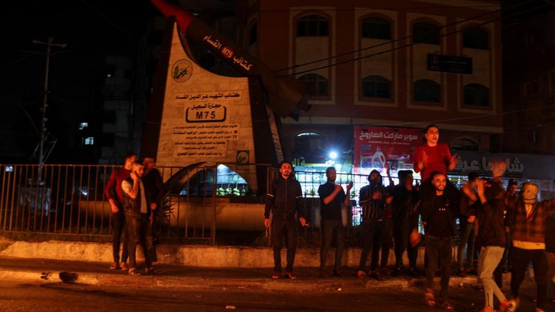 Pemuda Palestina bereaksi ketika mereka membakar ban selama protes di jalan-jalan Kota Gaza pada 5 April 2023. - Setelah pengumuman bentrokan di masjid Al-Aqsa di Yerusalem pada awal April 5, 2023, beberapa roket ditembakkan dari utara Jalur Gaza menuju wilayah Israel, menurut wartawan dan saksi AFP.
Wartawan AFP mengatakan mereka melihat tiga roket ditembakkan dari jauh dan saksi mengatakan mereka melihat yang lain, sementara tentara Israel melaporkan sirene peringatan roket telah dipicu di beberapa pusat kota Israel di sekitar Jalur Gaza. (MOHAMMED ABED/AFP via Getty Images)