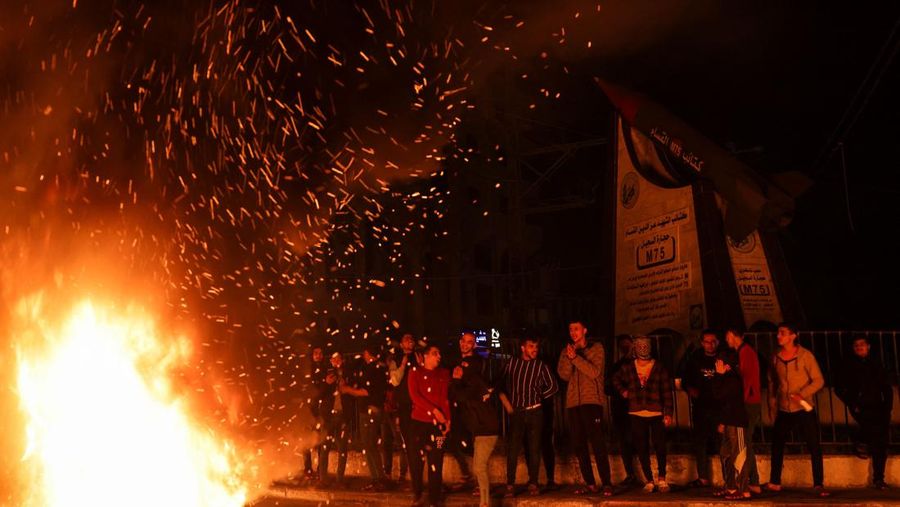 Pemuda Palestina bereaksi ketika mereka membakar ban selama protes di jalan-jalan Kota Gaza pada 5 April 2023. - Setelah pengumuman bentrokan di masjid Al-Aqsa di Yerusalem pada awal April 5, 2023, beberapa roket ditembakkan dari utara Jalur Gaza menuju wilayah Israel, menurut wartawan dan saksi AFP.
Wartawan AFP mengatakan mereka melihat tiga roket ditembakkan dari jauh dan saksi mengatakan mereka melihat yang lain, sementara tentara Israel melaporkan sirene peringatan roket telah dipicu di beberapa pusat kota Israel di sekitar Jalur Gaza. (MOHAMMED ABED/AFP via Getty Images)