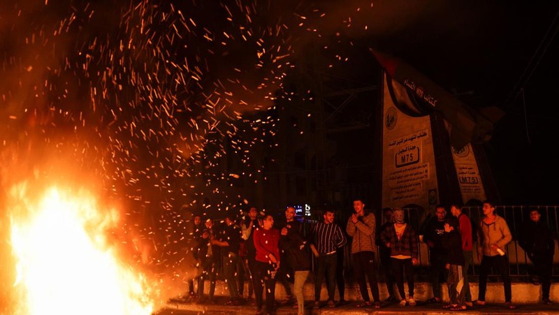 Pemuda Palestina bereaksi ketika mereka membakar ban selama protes di jalan-jalan Kota Gaza pada 5 April 2023. - Setelah pengumuman bentrokan di masjid Al-Aqsa di Yerusalem pada awal April 5, 2023, beberapa roket ditembakkan dari utara Jalur Gaza menuju wilayah Israel, menurut wartawan dan saksi AFP.
Wartawan AFP mengatakan mereka melihat tiga roket ditembakkan dari jauh dan saksi mengatakan mereka melihat yang lain, sementara tentara Israel melaporkan sirene peringatan roket telah dipicu di beberapa pusat kota Israel di sekitar Jalur Gaza. (MOHAMMED ABED/AFP via Getty Images)