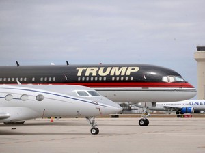Pesawat Trump Senggol Pesawat Lain Saat Mendarat, Tidak Ada yang Terluka