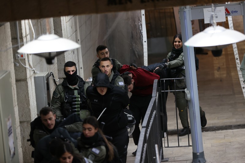 Sejumlah polisi Israel dilaporkan melancarkan serangan terhadap puluhan warga muslim yang tengah beribadah di Masjid Al Aqsa, Yerusalem, Rabu (5/4) subuh waktu setempat. Sejumlah polisi Israel dilaporkan melancarkan serangan terhadap puluhan warga muslim yang tengah beribadah di Masjid Al Aqsa, Yerusalem, Rabu (5/4) subuh waktu setempat. (Tangakapan Layar Video Reuters)