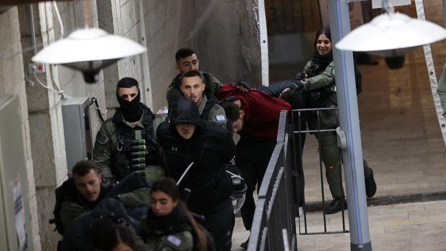Sejumlah polisi Israel dilaporkan melancarkan serangan terhadap puluhan warga muslim yang tengah beribadah di Masjid Al Aqsa, Yerusalem, Rabu (5/4) subuh waktu setempat. (Tangakapan Layar Video Reuters)