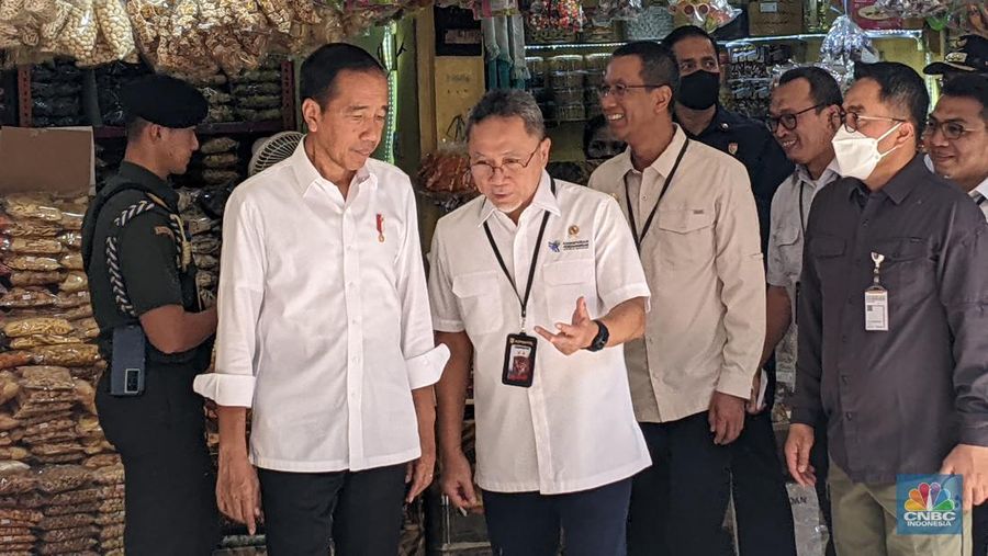Presiden Joko Widodo melakukan peninjuan di pasar Johar Baru, Jakarta Pusat dan Pasar Rawamangun, Jakarta Timur, guna mengecek harga dan stok bahan pokok. (CNBC Indonesia/Emir Yanwardhana)