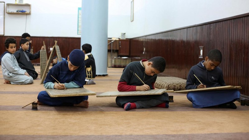 Boys recite Koran verses from wooden boards in a mosque during the Muslim holy fasting month of Ramadan, in Tripoli, Libya April 3, 2023. REUTERS/Hazem Ahmed